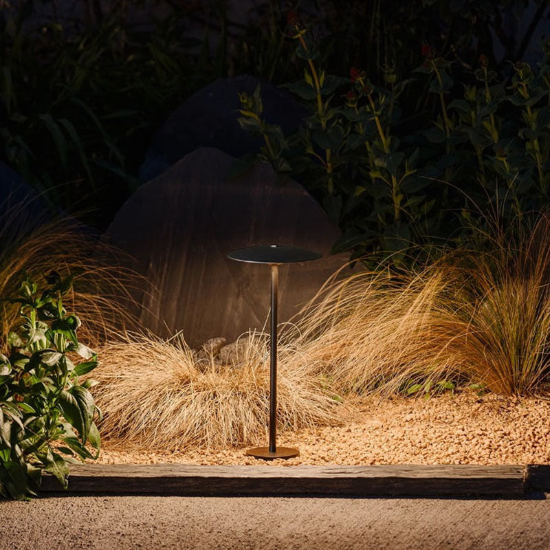 Lampadaire de jardin en métal à abat-jour parapluie — Glanure
