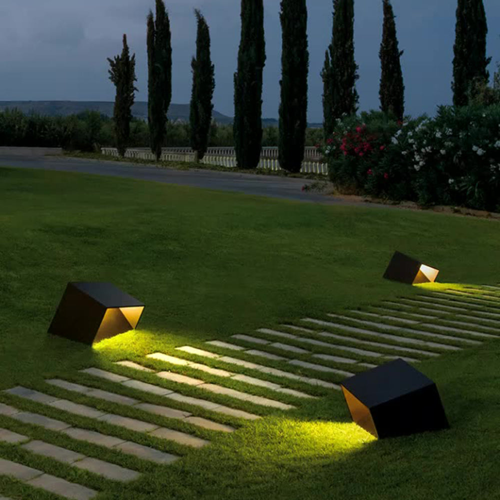 Luminaire d’extérieur à volume anguleux en métal noir — Sagine