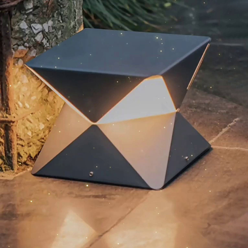 Lampe de sol géométrique en métal noir à facettes lumineuses — Radiance