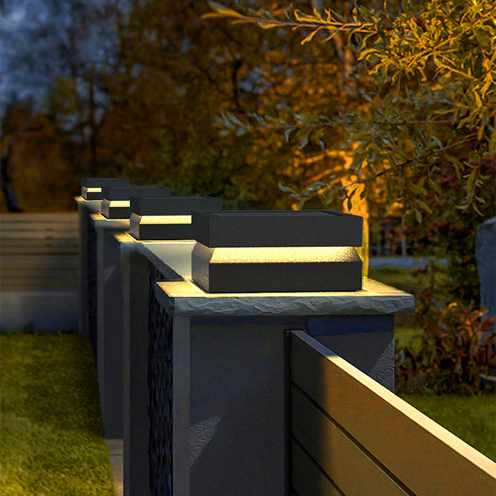 Borne de pilier rectangulaire plate en métal noir — Rigole