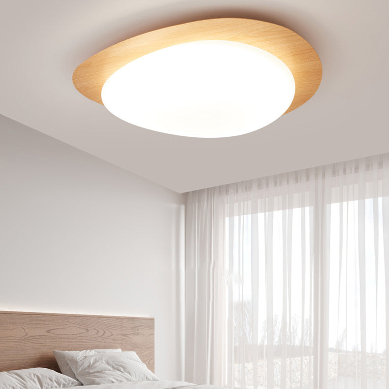 Plafonnier galet en bois clair et diffuseur blanc — Bombyx