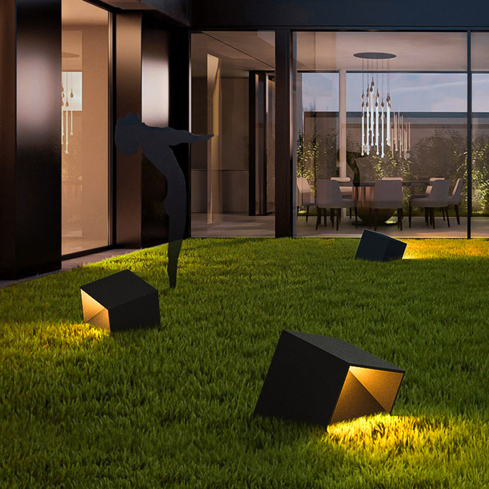 Luminaire d’extérieur à volume anguleux en métal noir — Sagine