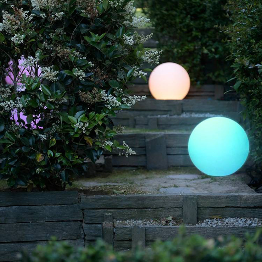 Boule lumineuse en résine pour allée et jardin — Gadelle