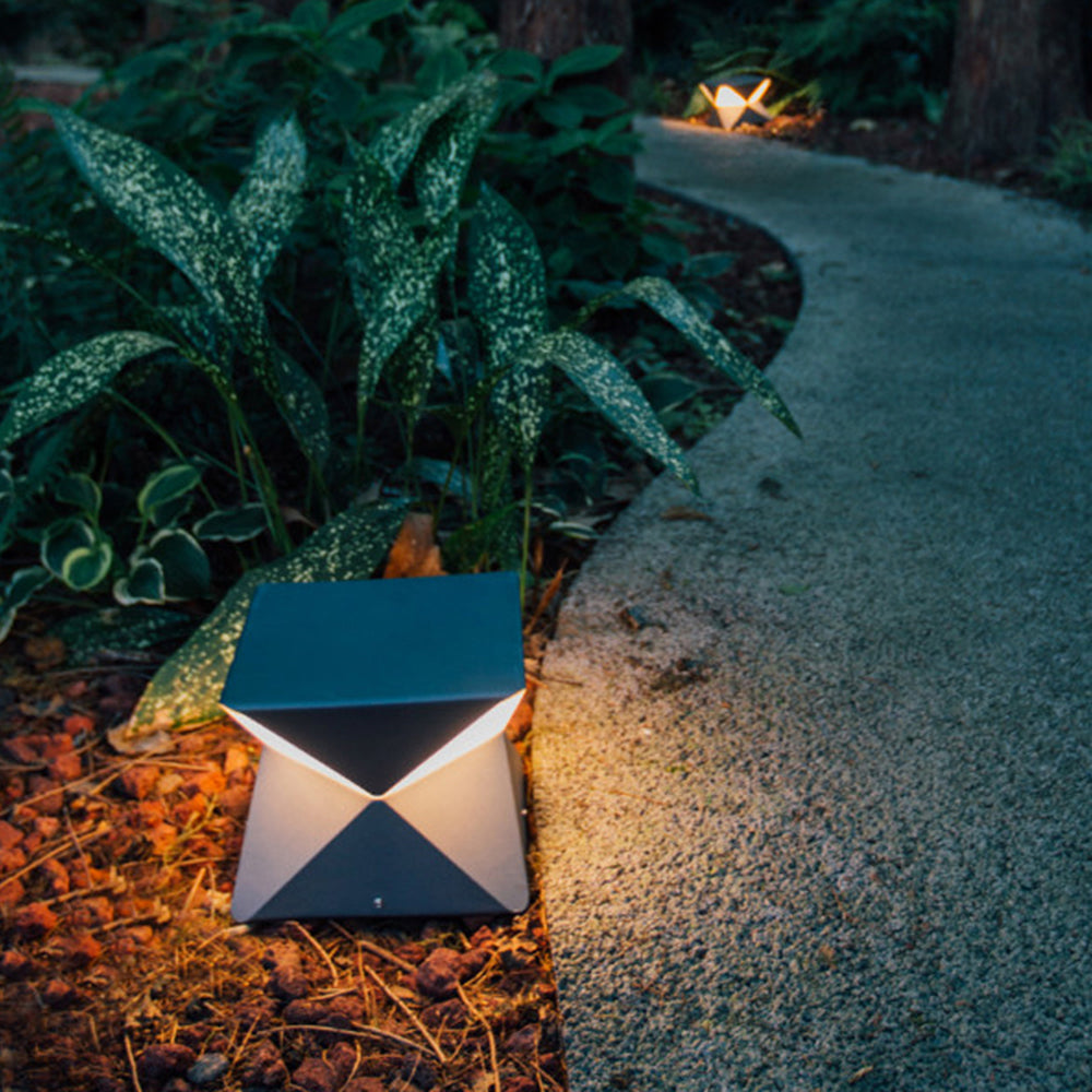 Lampe de sol géométrique en métal noir à facettes lumineuses — Radiance