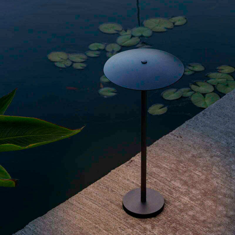 Lampadaire de jardin en métal à abat-jour parapluie — Glanure