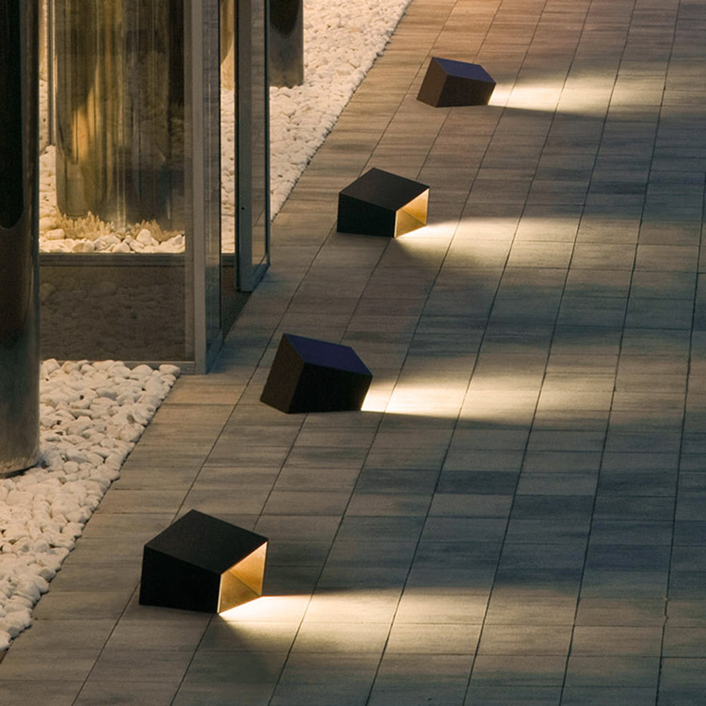 Luminaire d’extérieur à volume anguleux en métal noir — Sagine