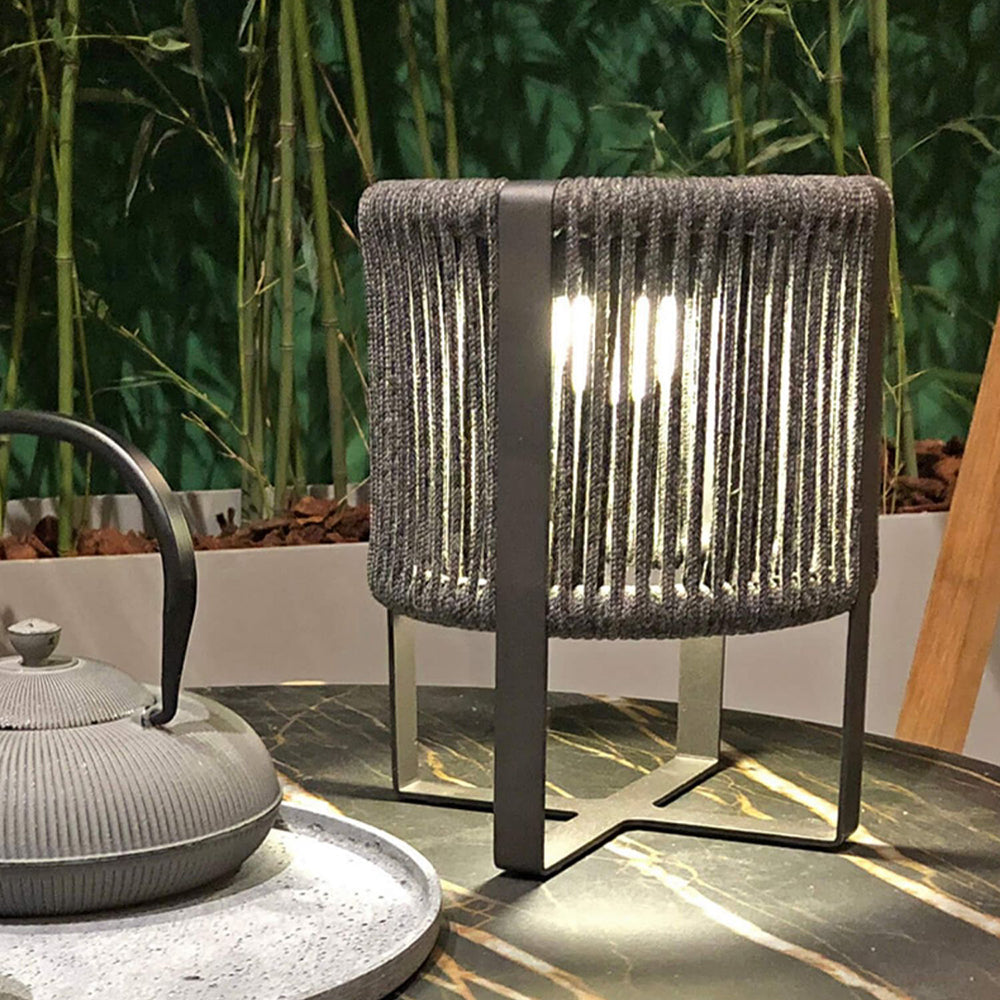 Lanterne nomade cylindrique en métal noir et fibre tressée — Quenouille