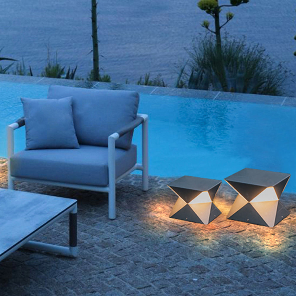 Lampe de sol géométrique en métal noir à facettes lumineuses — Radiance