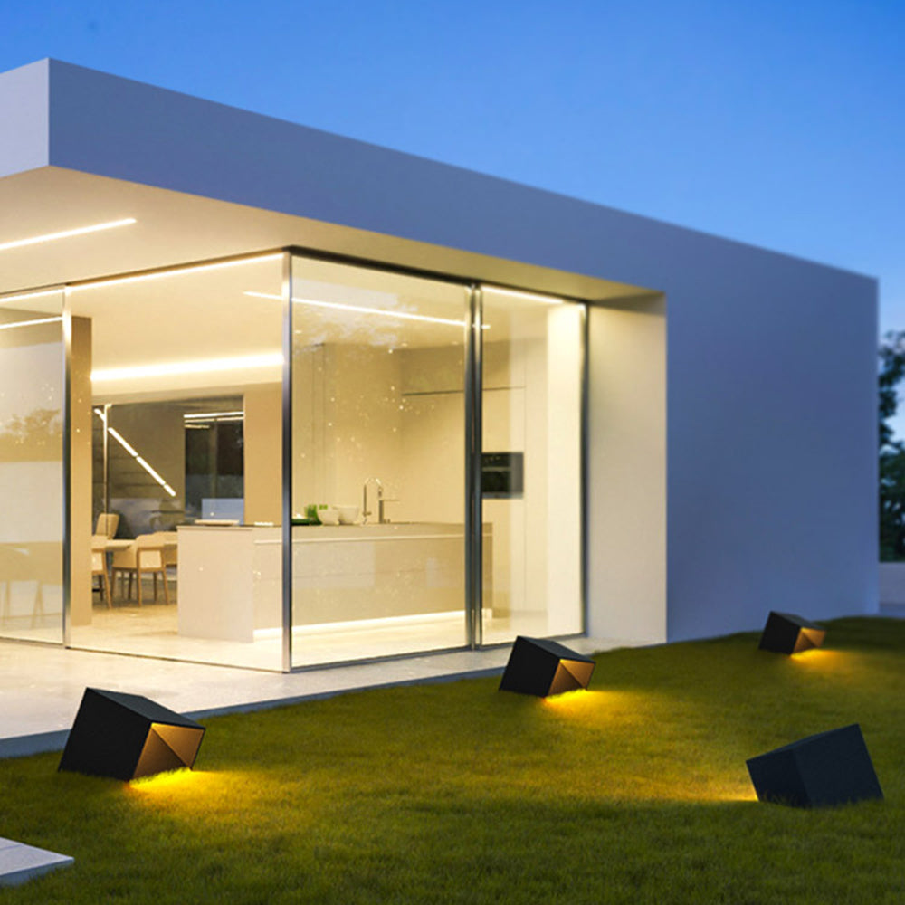 Luminaire d’extérieur à volume anguleux en métal noir — Sagine