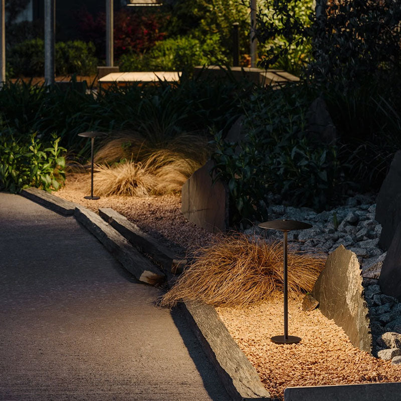Lampadaire de jardin en métal à abat-jour parapluie — Glanure