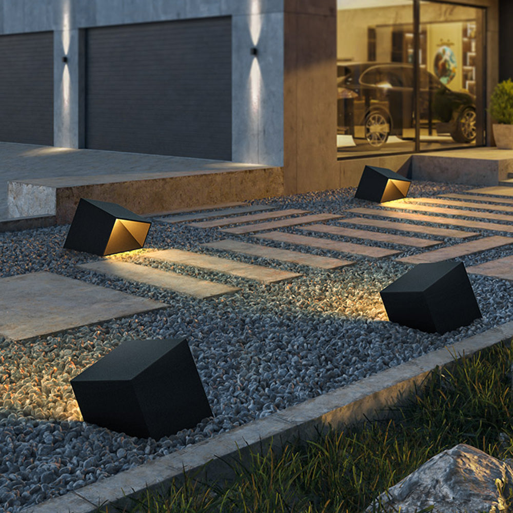 Luminaire d’extérieur à volume anguleux en métal noir — Sagine
