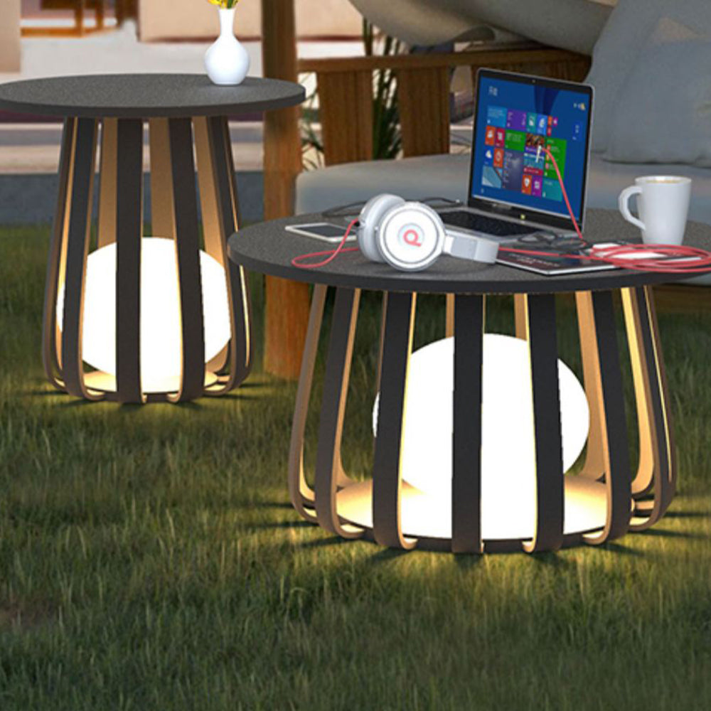 Table basse lumineuse d’extérieur à corps ajouré en métal — Réglisse