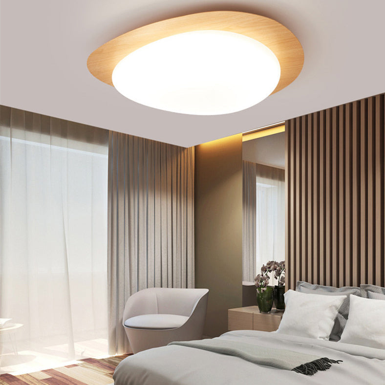 Plafonnier galet en bois clair et diffuseur blanc — Bombyx