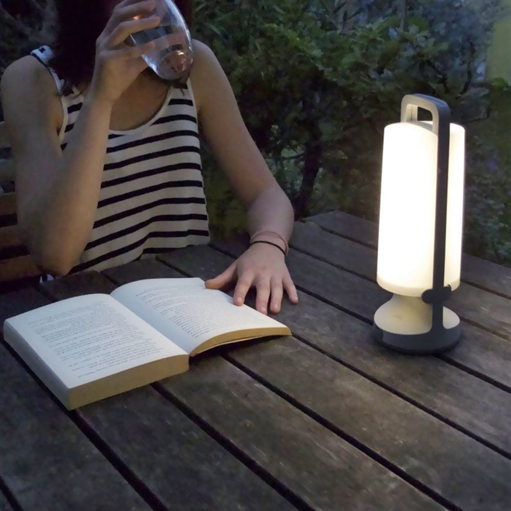 Lampe à poser cylindrique en acrylique avec anse métallique — Sétaire