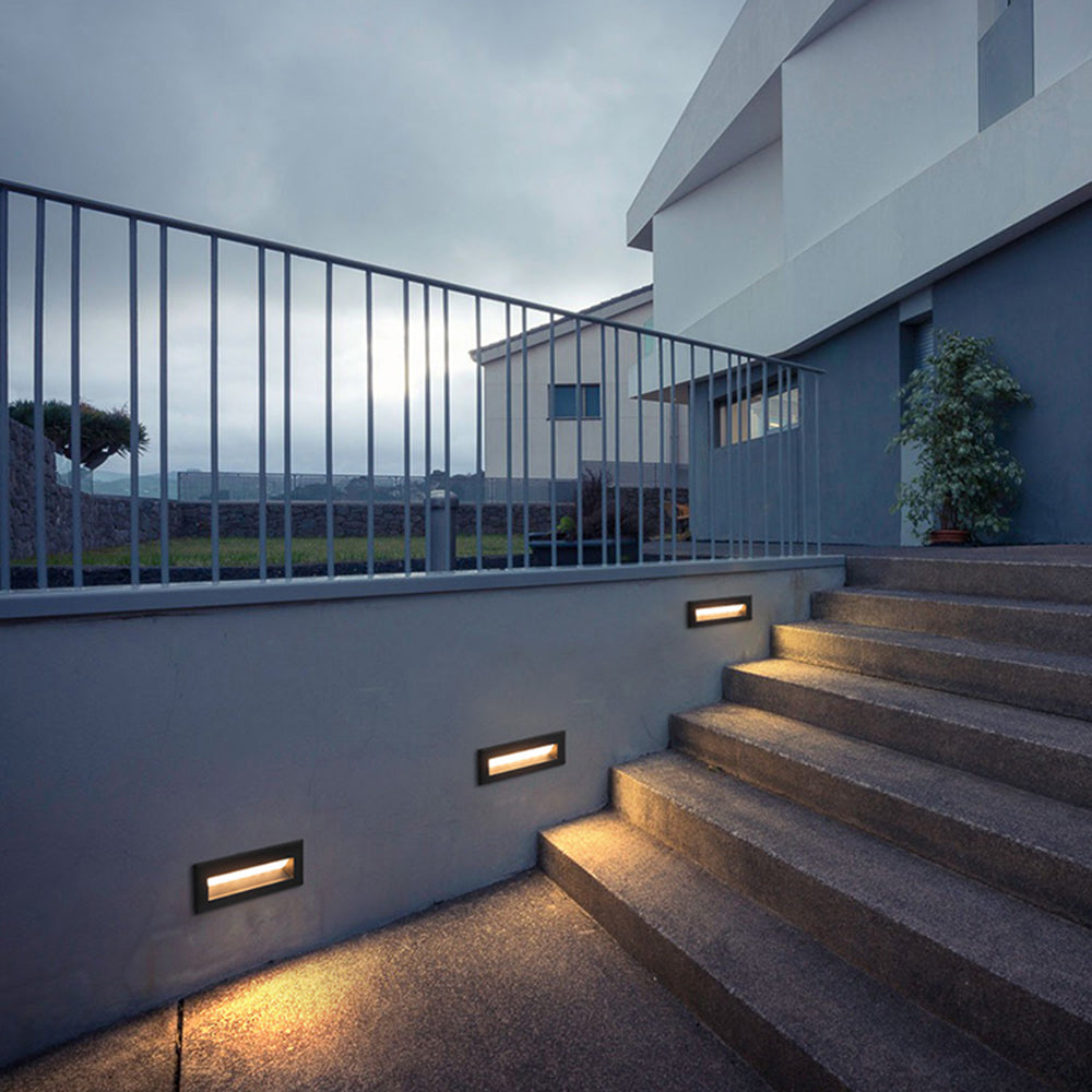 Balise encastrée horizontale à fente lumineuse en métal noir — Potiron