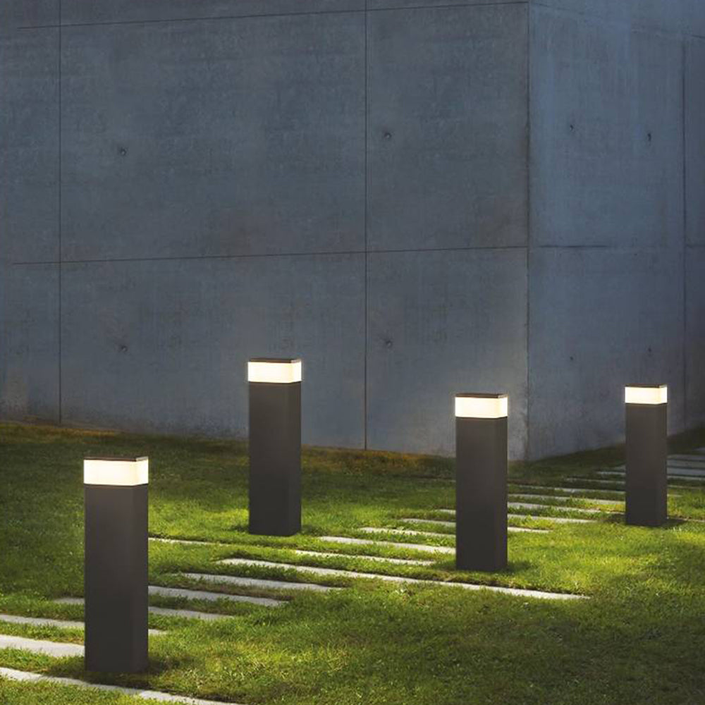 Borne d'allée rectangulaire en métal noir à couronne lumineuse — Pampille