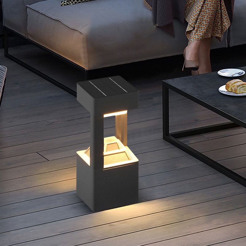 Borne de jardin carrée en métal noir à ouverture lumineuse — Orpin