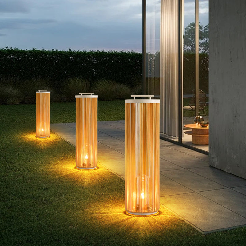 Lampe de sol cylindrique en rotin tressé et métal — Sylvie