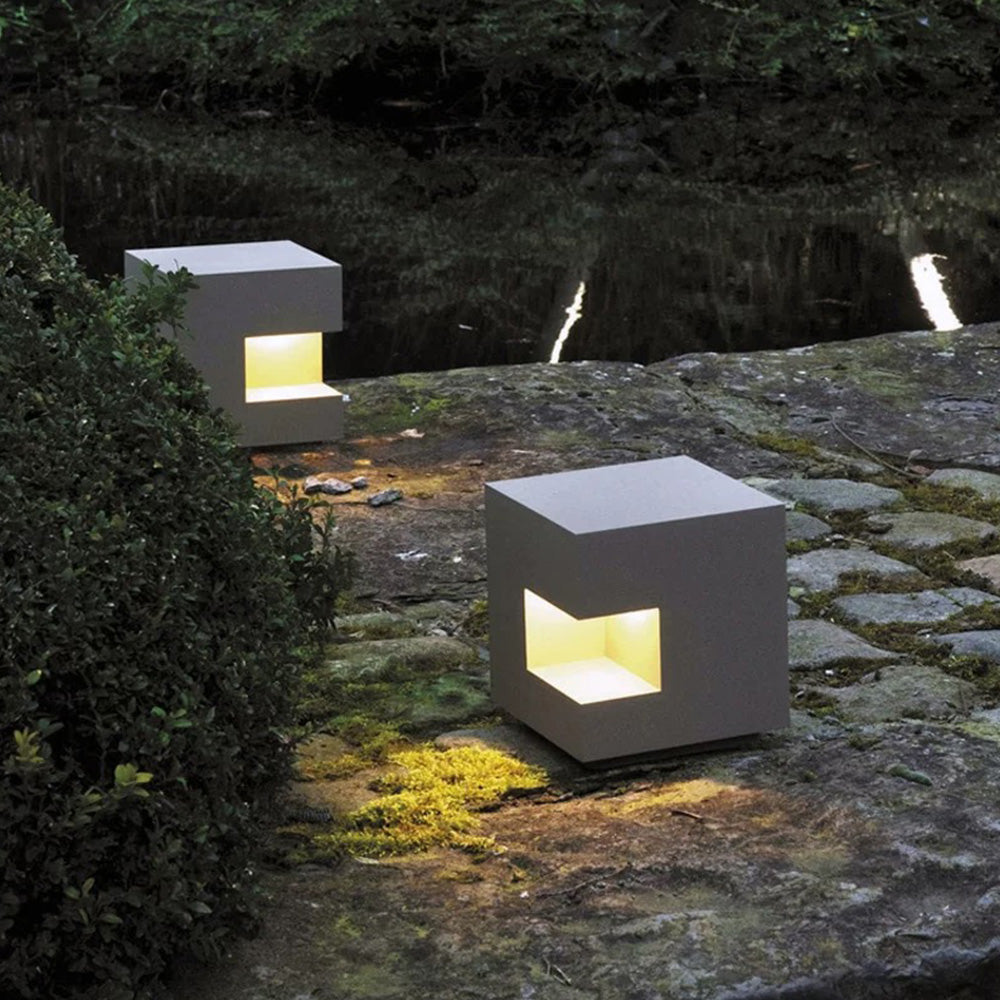 Borne cubique en métal anthracite à fente lumineuse — Reinette