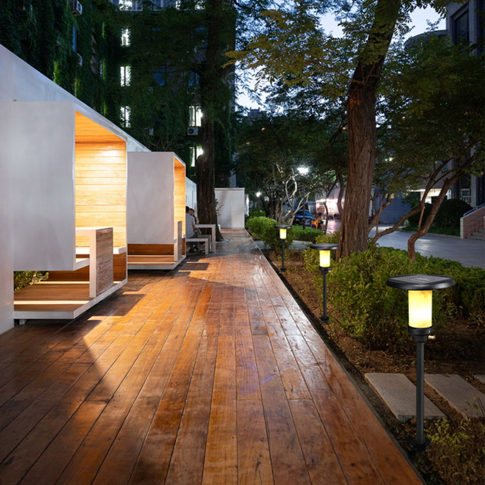 Borne de jardin à piquet avec chapeau noir et globe lumineux — Sassafras