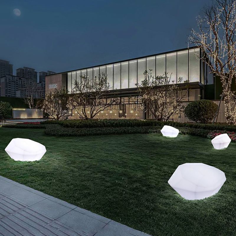 Lampe de jardin en acrylique blanc en forme de galet facetté — Rumex