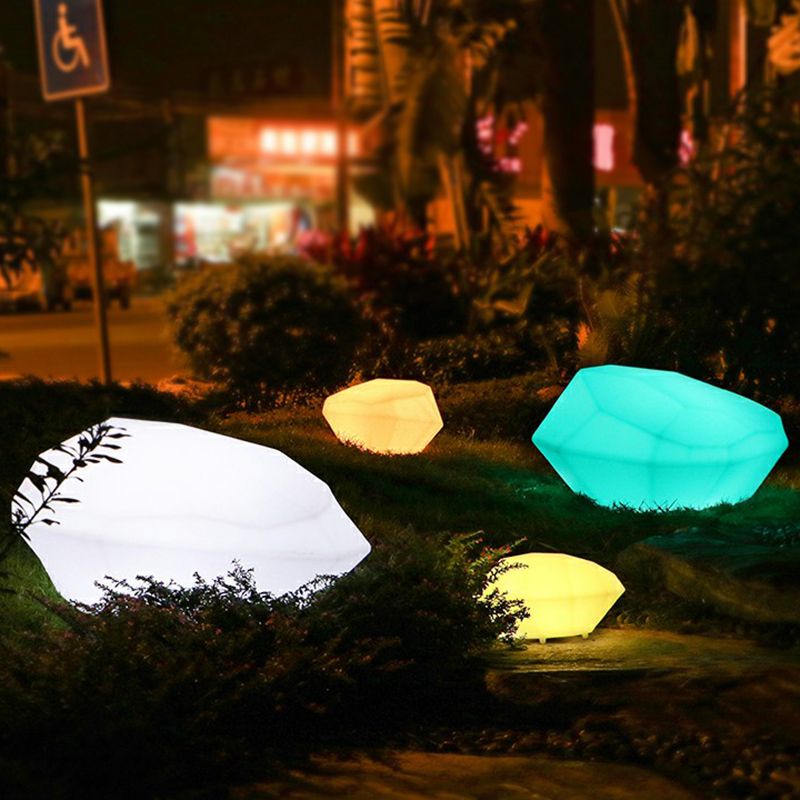 Lampe de jardin en acrylique blanc en forme de galet facetté — Rumex