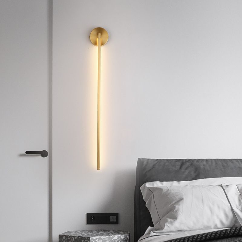 Applique murale LED en fine baguette verticale dorée — Lamier
