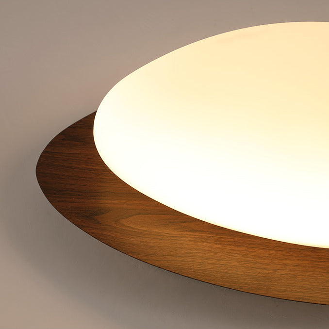 Plafonnier galet en bois clair et diffuseur blanc — Bombyx
