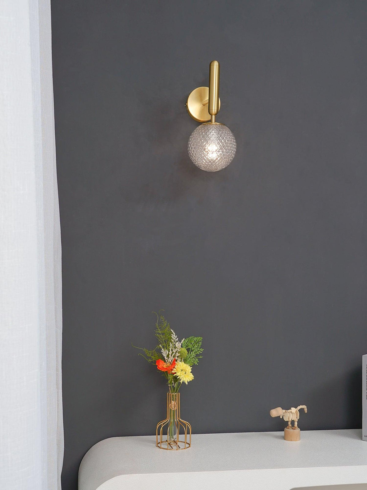 Applique murale bras en laiton et boule en verre ciselé — Indigotier