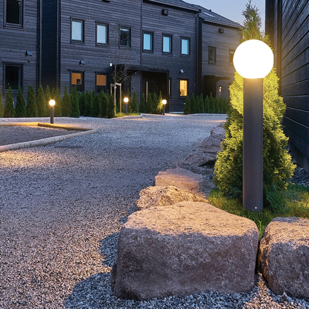 Borne de jardin cannelée en métal gris et globe opalin — Saulaie