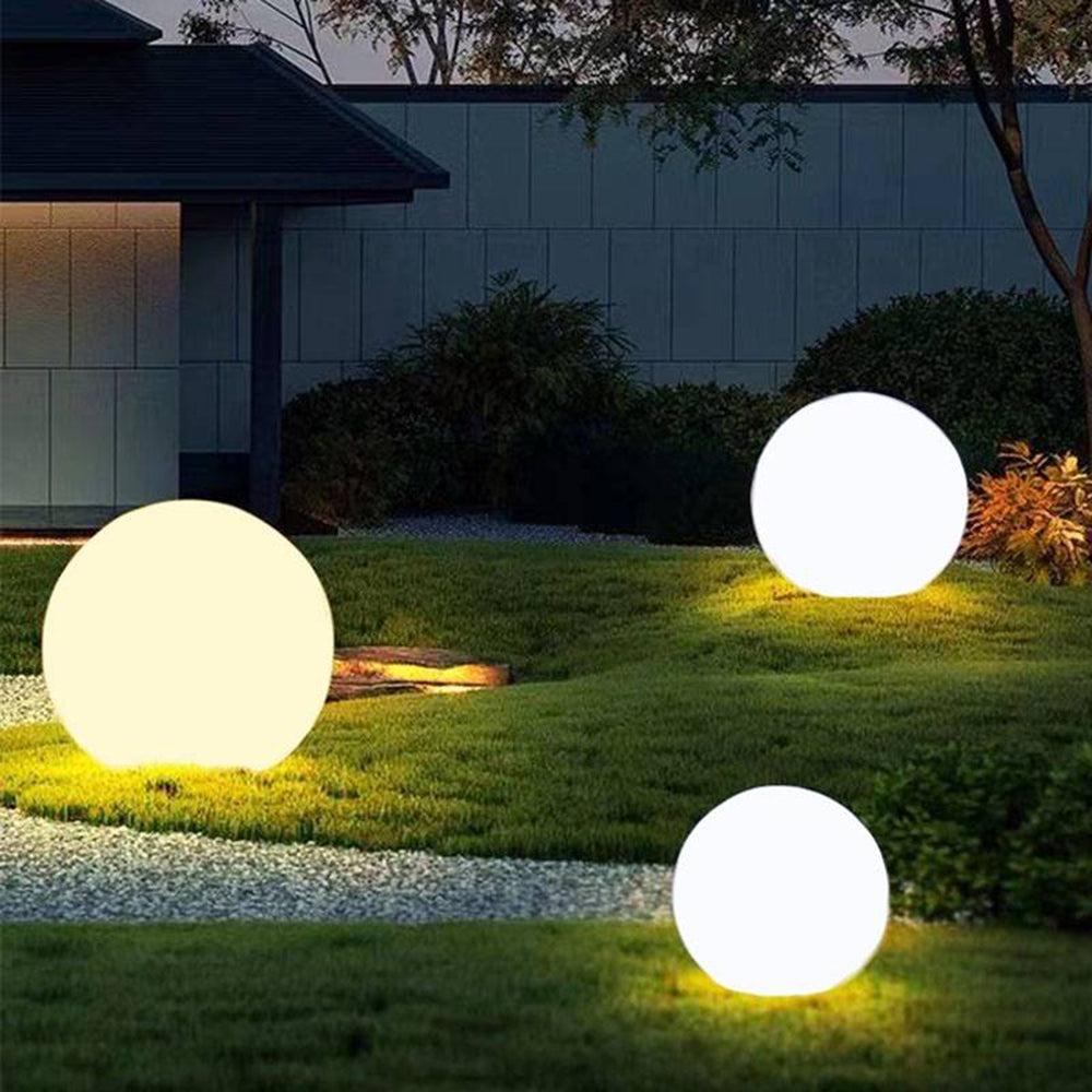 Boule lumineuse en résine pour allée et jardin — Gadelle
