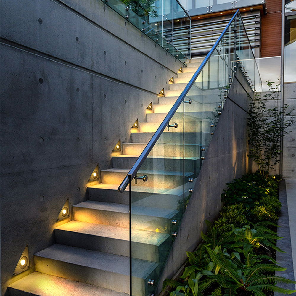 Applique d’escalier triangulaire en métal noir et verre — Surjet