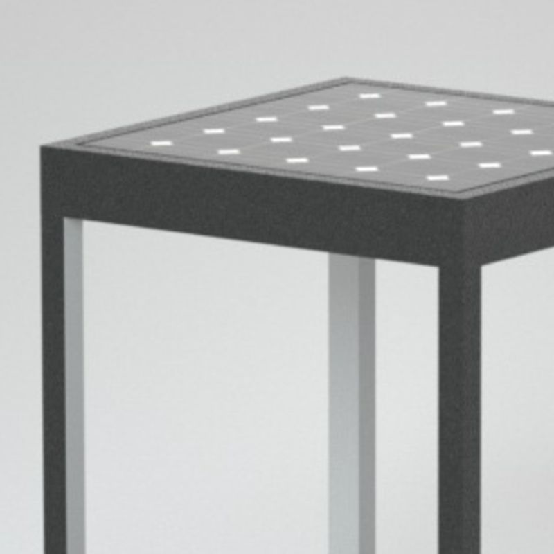 Borne de pilier cubique à structure ajourée en métal noir — Ricochet