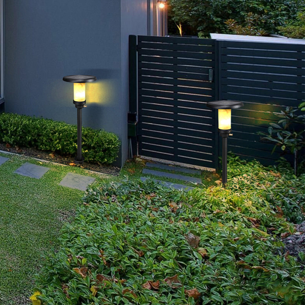 Borne de jardin à piquet avec chapeau noir et globe lumineux — Sassafras