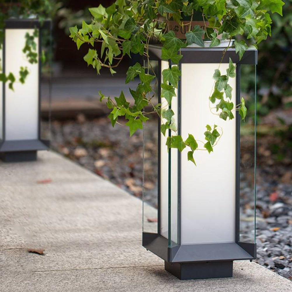 Borne rectangulaire en métal noir et verre blanc opalin — Pervenche