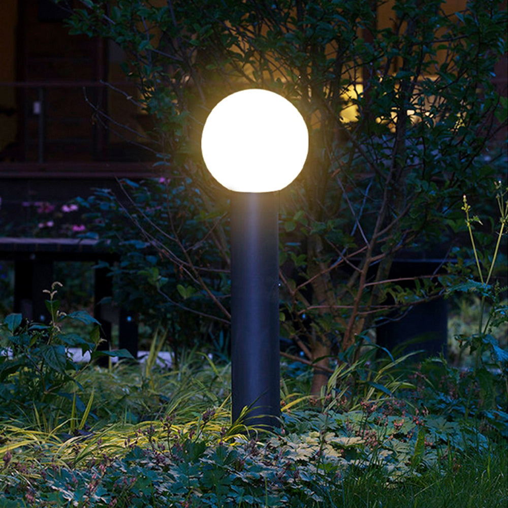 Borne de jardin cannelée en métal gris et globe opalin — Saulaie