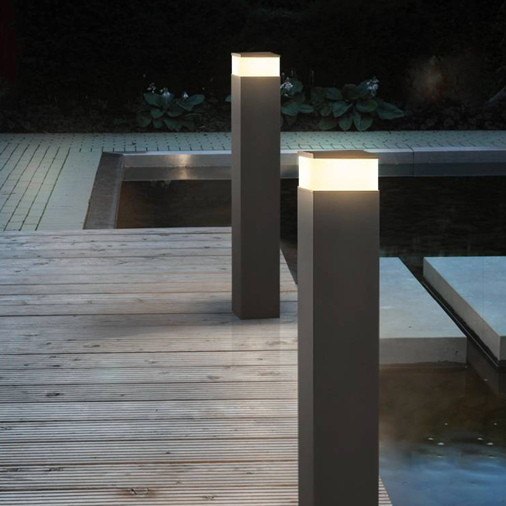 Borne d'allée rectangulaire en métal noir à couronne lumineuse — Pampille