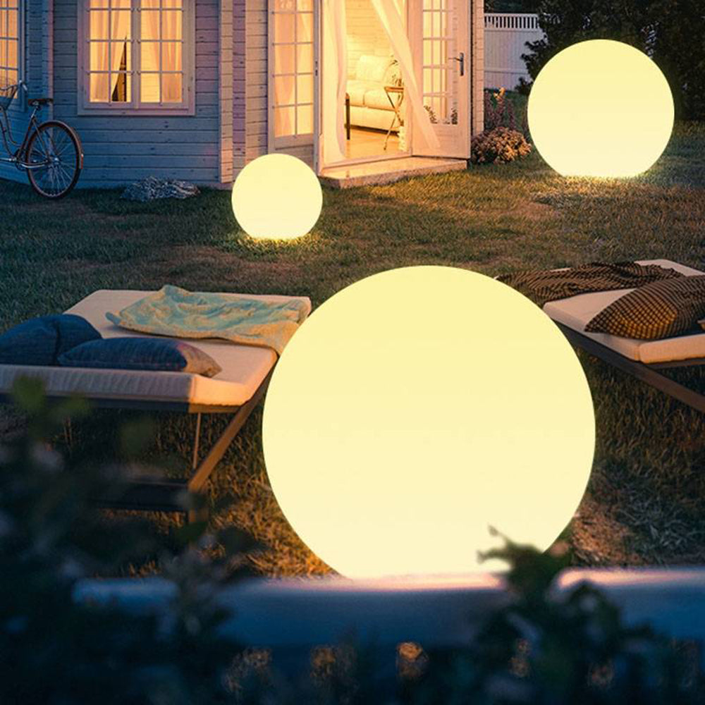 Boule lumineuse en résine pour allée et jardin — Gadelle