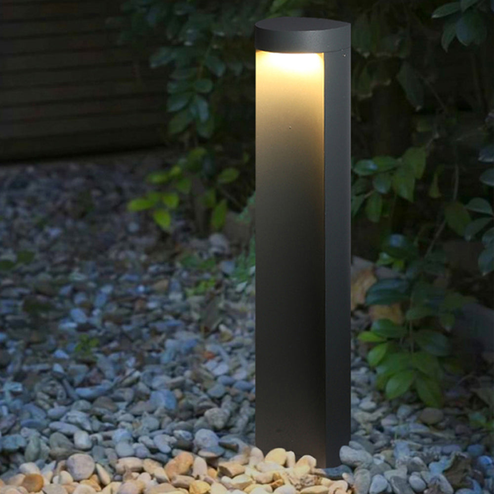 Borne d’extérieur rectangulaire en métal noir à fente lumineuse — Sarment