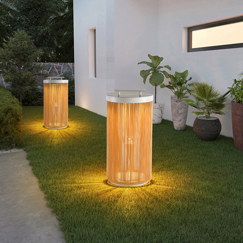 Lampe de sol cylindrique en rotin tressé et métal — Sylvie