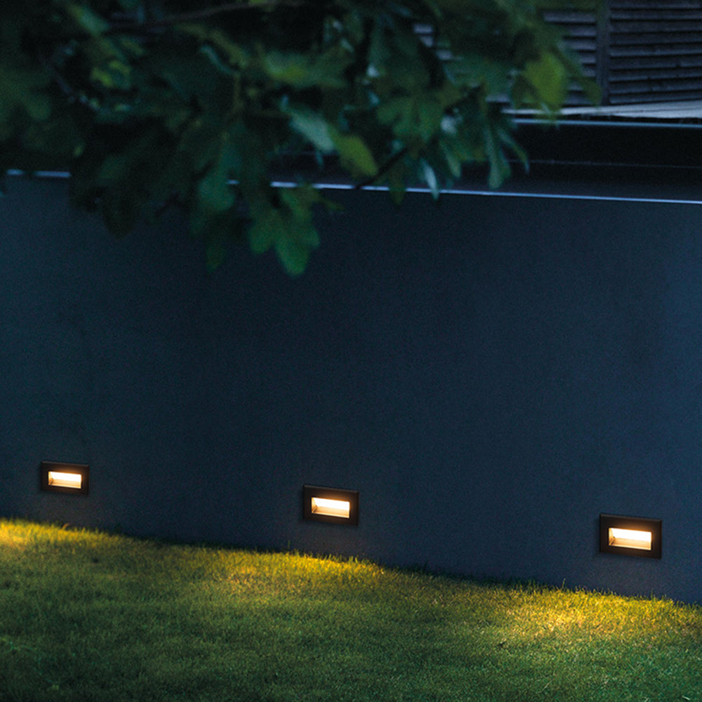 Balise encastrée horizontale à fente lumineuse en métal noir — Potiron