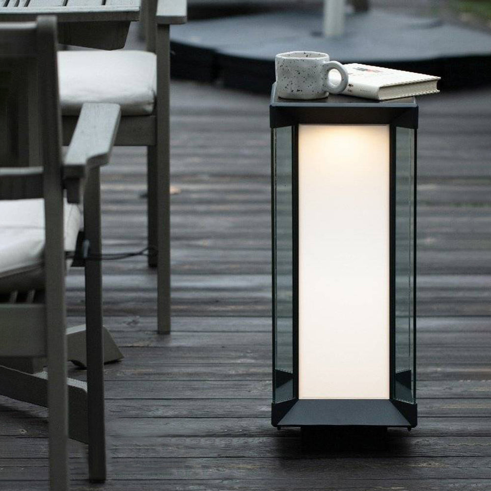 Borne rectangulaire en métal noir et verre blanc opalin — Pervenche