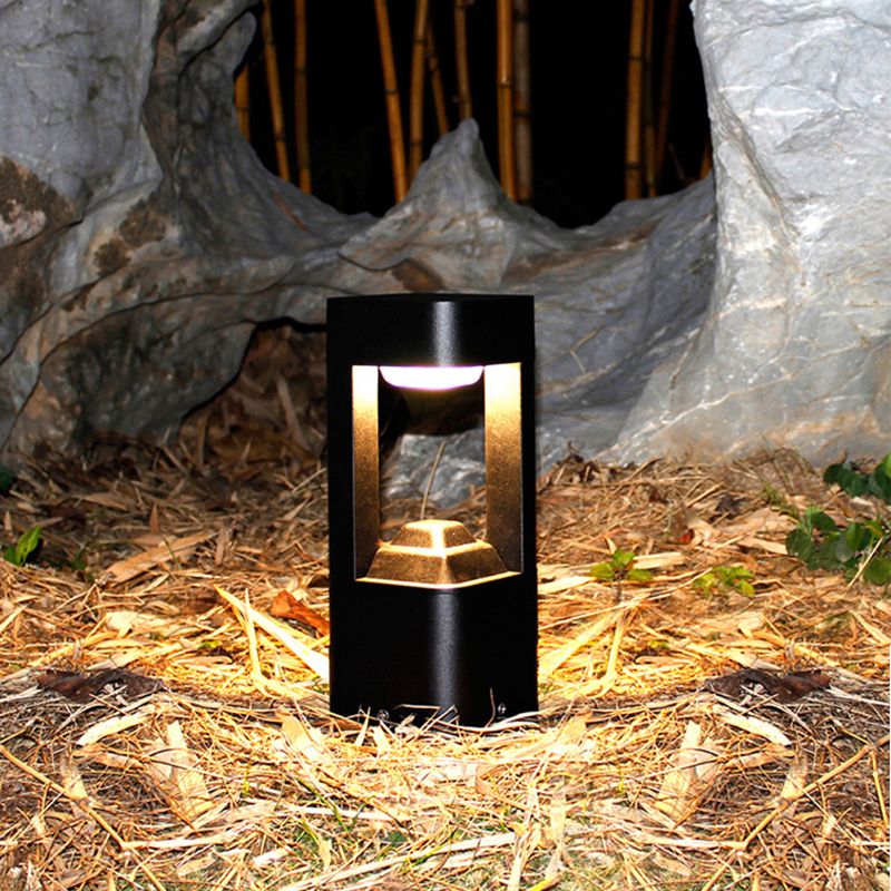 Borne de jardin carrée en métal noir à ouverture lumineuse — Orpin