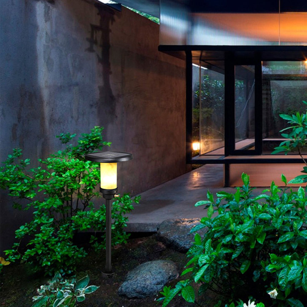 Borne de jardin à piquet avec chapeau noir et globe lumineux — Sassafras