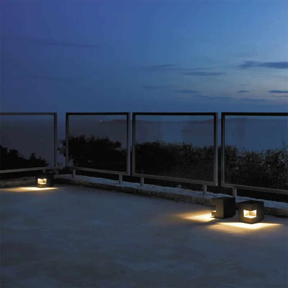 Borne cubique en métal anthracite à fente lumineuse — Reinette