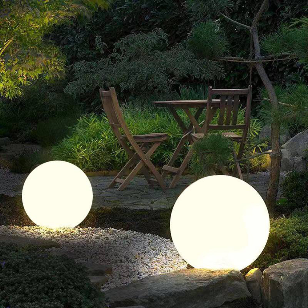 Boule lumineuse en résine pour allée et jardin — Gadelle