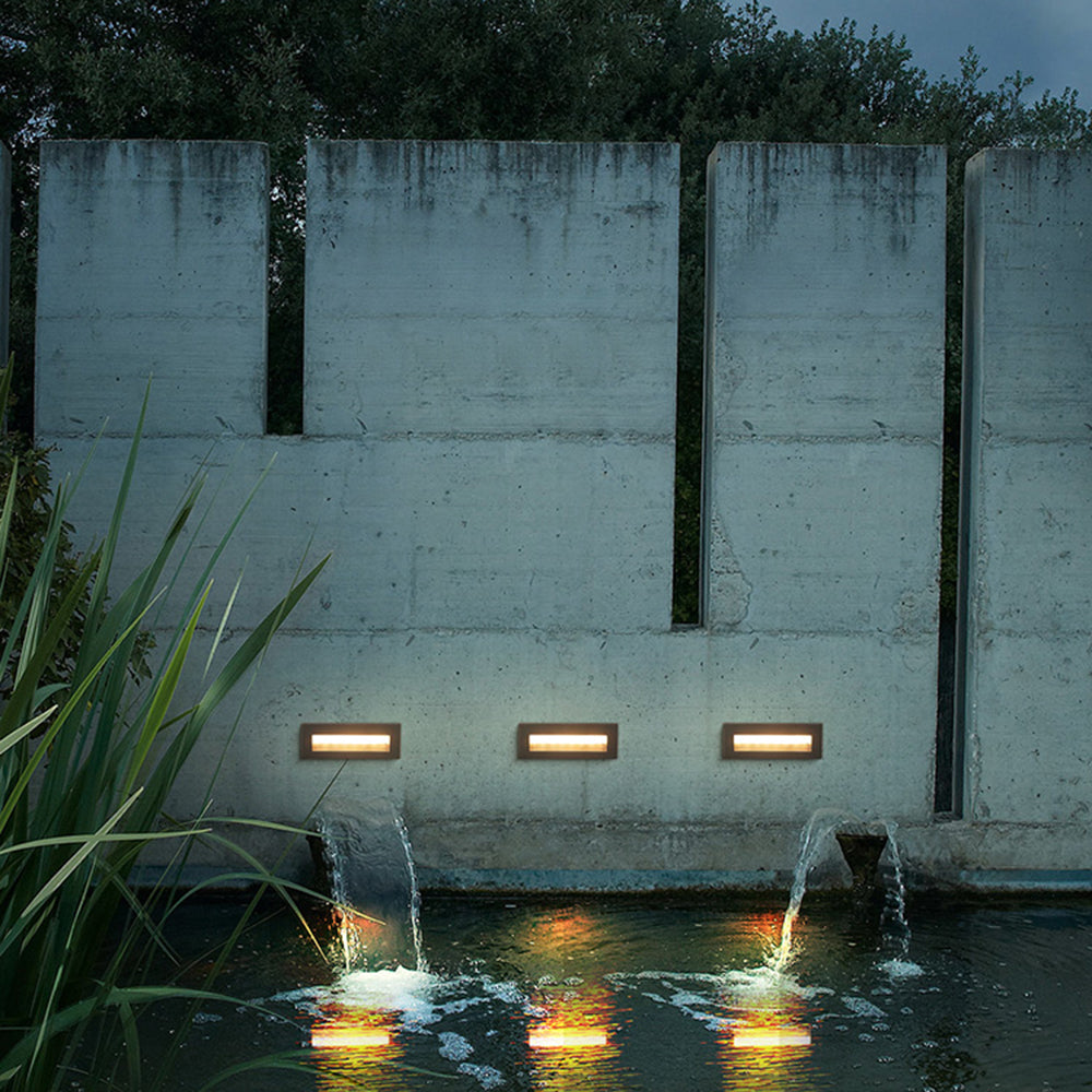 Balise encastrée horizontale à fente lumineuse en métal noir — Potiron