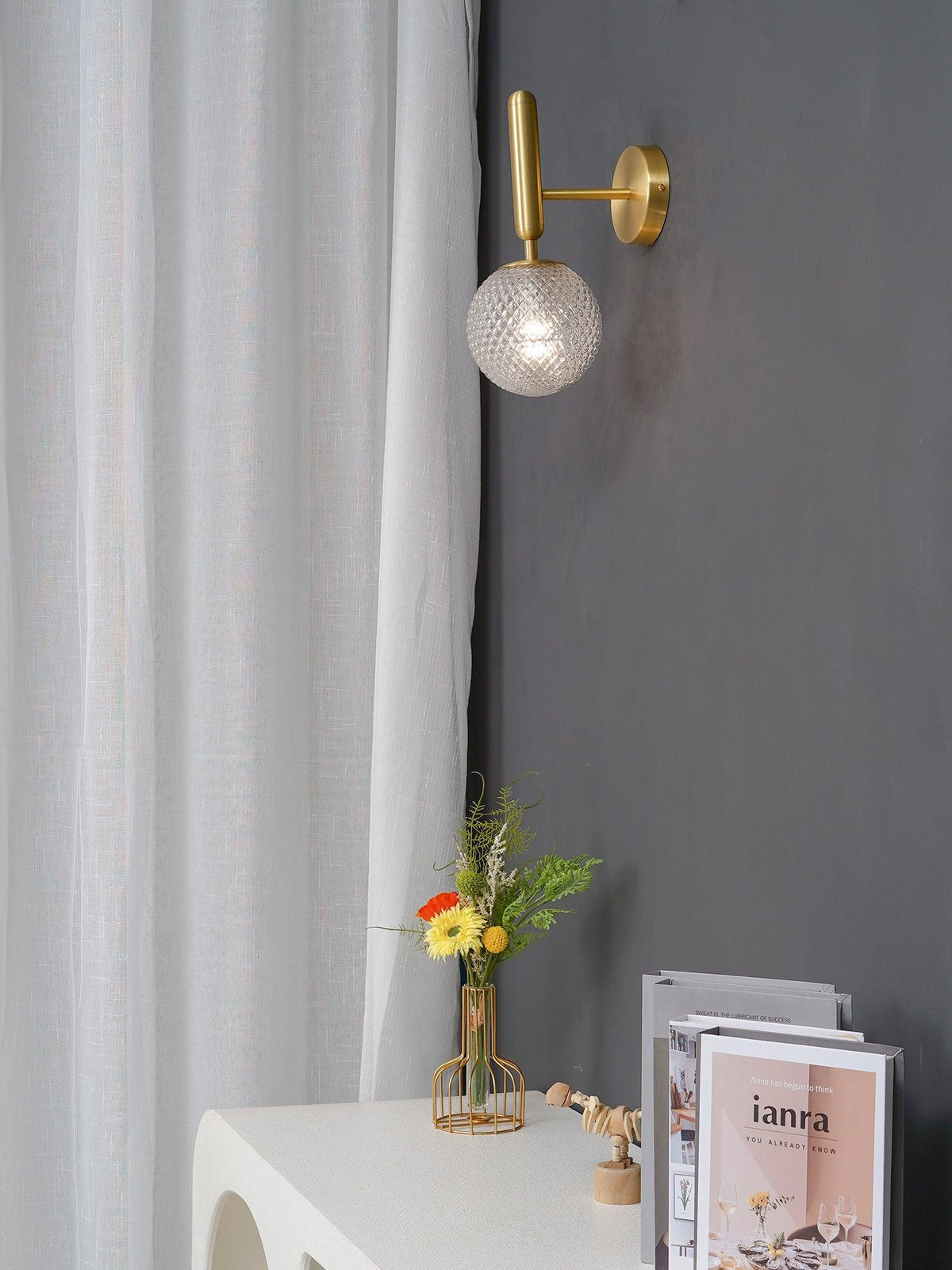 Applique murale bras en laiton et boule en verre ciselé — Indigotier