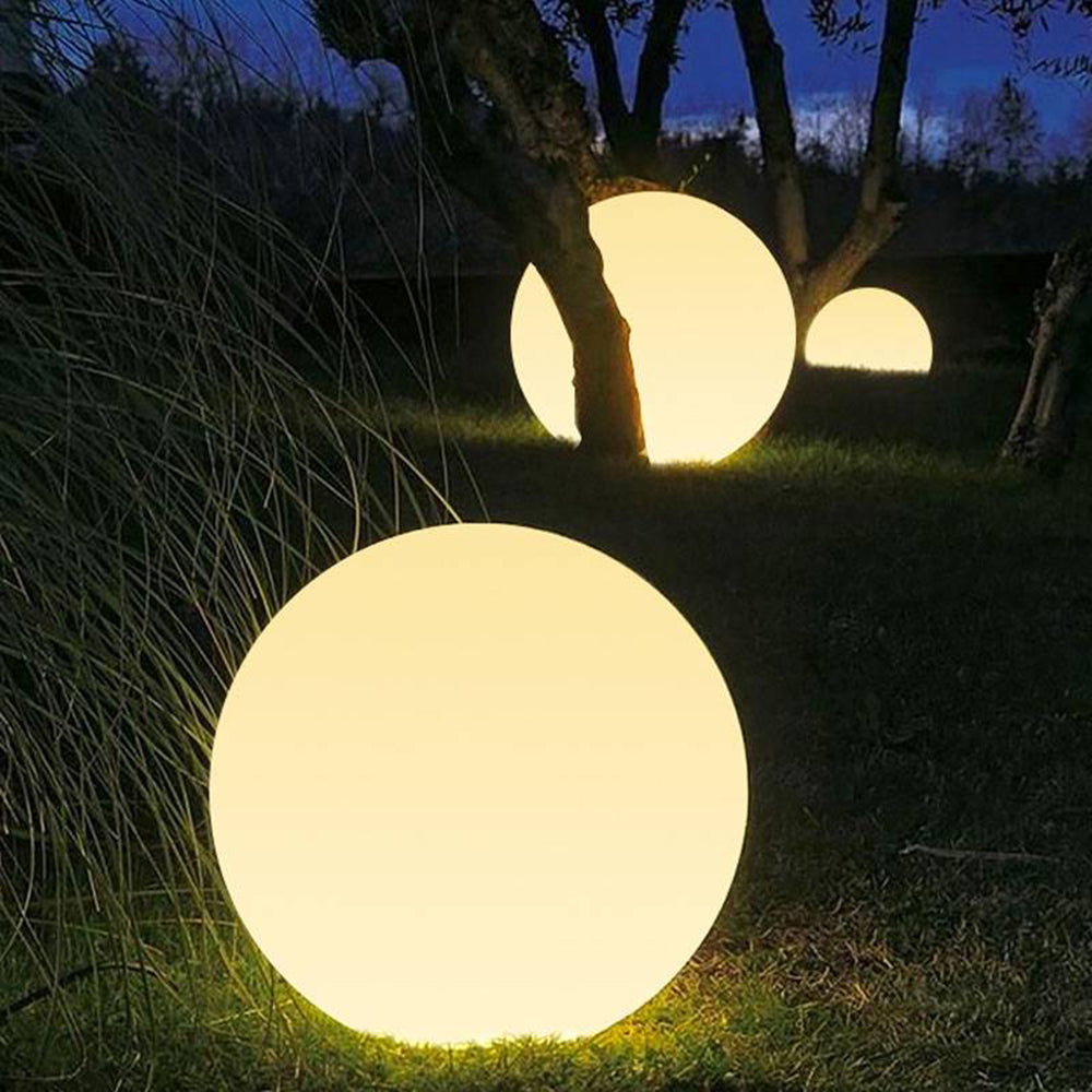 Boule lumineuse en résine pour allée et jardin — Gadelle