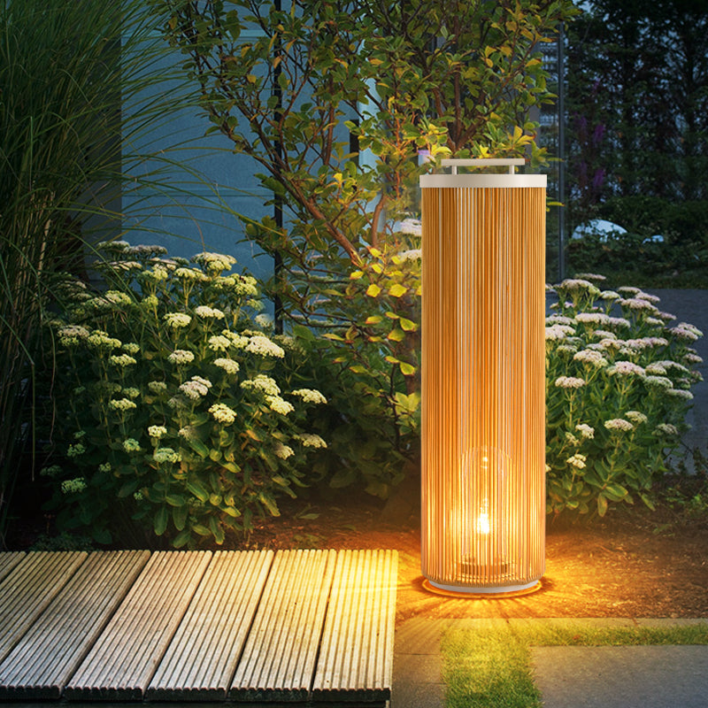 Lampe de sol cylindrique en rotin tressé et métal — Sylvie
